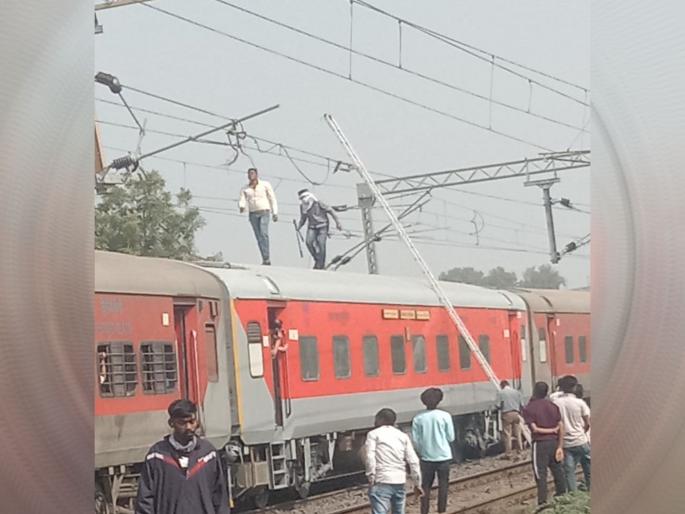 Overhead wire of 'Shalimar' broke, many trains were disrupted | ‘शालीमार’चा ओव्हर हेड वायर तुटल्याने खळबळ, अनेक गाड्यांचा खोळंबा Overhead wire of 'Shalimar' broke, many trains were disrupted | ‘शालीमार’चा ओव्हर हेड वायर तुटल्याने खळबळ, अनेक गाड्यांचा खोळंबा