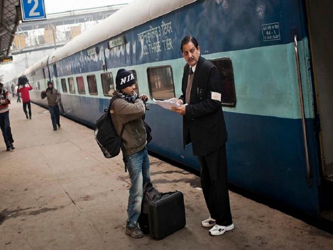 3 lakh casual rail passengers paid a fine of Rs 19 crore in a year The number did not decrease despite conducting inspection campaigns | ३ लाख फुकट्या रेल्वे प्रवाशांनी वर्षात भरला १९ कोटींचा दंड; तपासणी मोहीम राबवूनही संख्या कमी होईना 3 lakh casual rail passengers paid a fine of Rs 19 crore in a year The number did not decrease despite conducting inspection campaigns | ३ लाख फुकट्या रेल्वे प्रवाशांनी वर्षात भरला १९ कोटींचा दंड; तपासणी मोहीम राबवूनही संख्या कमी होईना