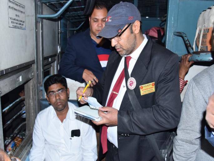 In a year nearly four lakh people are benefited by the railways and the revenue is collected by crores | Railway Passenger: फुकट्यांची संख्या वाढली; वर्षभरात तब्बल पावणे चार लाख जणांना रेल्वेचा दणका, कोटींनी महसूल जमा In a year nearly four lakh people are benefited by the railways and the revenue is collected by crores | Railway Passenger: फुकट्यांची संख्या वाढली; वर्षभरात तब्बल पावणे चार लाख जणांना रेल्वेचा दणका, कोटींनी महसूल जमा