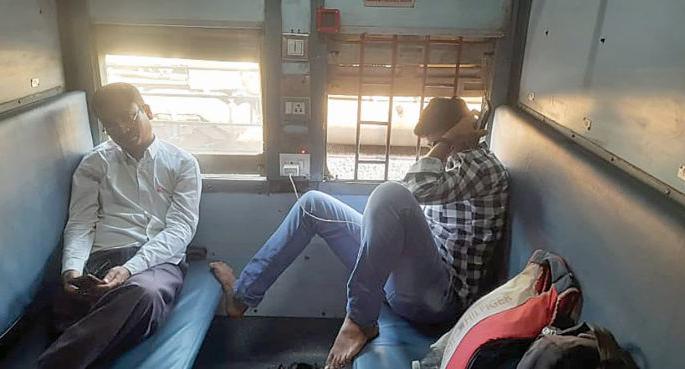 No masks, no physical distance in reserved railway | स्टेशनवर नियमांची अंमलबजावणी, गाडीमध्ये बेफिकिरी No masks, no physical distance in reserved railway | स्टेशनवर नियमांची अंमलबजावणी, गाडीमध्ये बेफिकिरी