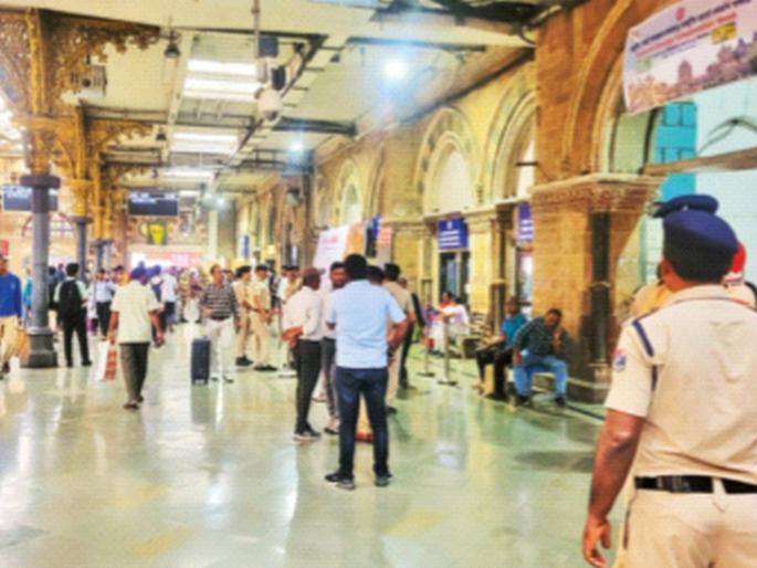 Mumabi: DG arrived; RPF appeared at CSMT | डीजी आले; सीएसएमटीवर आरपीएफ प्रकटले,