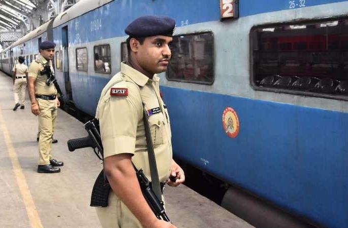 Police patrol in a running train at night for the safety of passengers | प्रवाशांच्या सुरक्षेसाठी आता रात्रीच्यावेळी धावणाऱ्या रेल्वे गाड्यात बंदुकधारी पोलीसांकडून गस्त