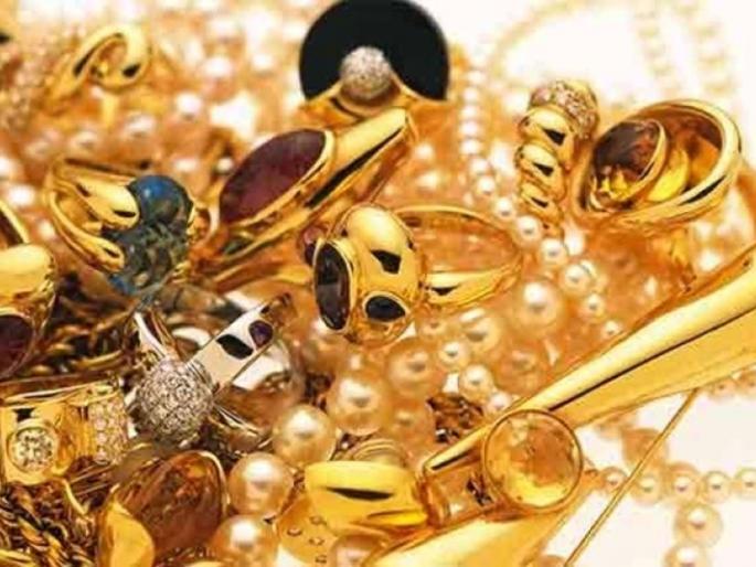 50 lakh gold jewelery was found near Courier Boy in Nagpur | नागपुरात  कुरिअर बॉयजवळ आढळले सोन्याचे ५० लाखांचे दागीने 50 lakh gold jewelery was found near Courier Boy in Nagpur | नागपुरात  कुरिअर बॉयजवळ आढळले सोन्याचे ५० लाखांचे दागीने