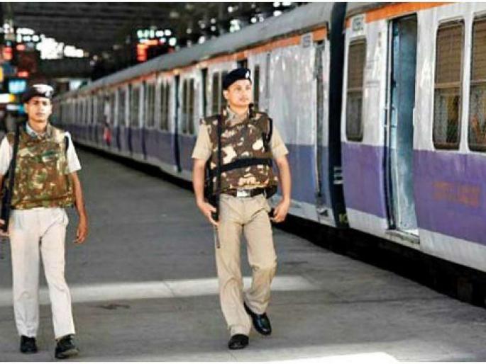 proper deployment of railway police at major stations six thousand soldiers deployed for passenger security | प्रमुख स्थानकांवर रेल्वे पोलिसांचा चोख बंदोबस्त; प्रवासी सुरक्षेसाठी सहा हजार जवान तैनात proper deployment of railway police at major stations six thousand soldiers deployed for passenger security | प्रमुख स्थानकांवर रेल्वे पोलिसांचा चोख बंदोबस्त; प्रवासी सुरक्षेसाठी सहा हजार जवान तैनात