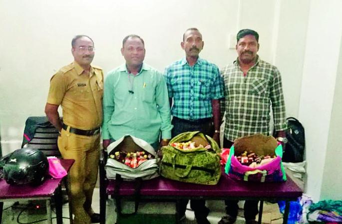 Chennai Express seizes 212 bottles of liquor | मद्य तस्करी : चेन्नई एक्स्प्रेसमध्ये दारूच्या २१२ बॉटल जप्त Chennai Express seizes 212 bottles of liquor | मद्य तस्करी : चेन्नई एक्स्प्रेसमध्ये दारूच्या २१२ बॉटल जप्त