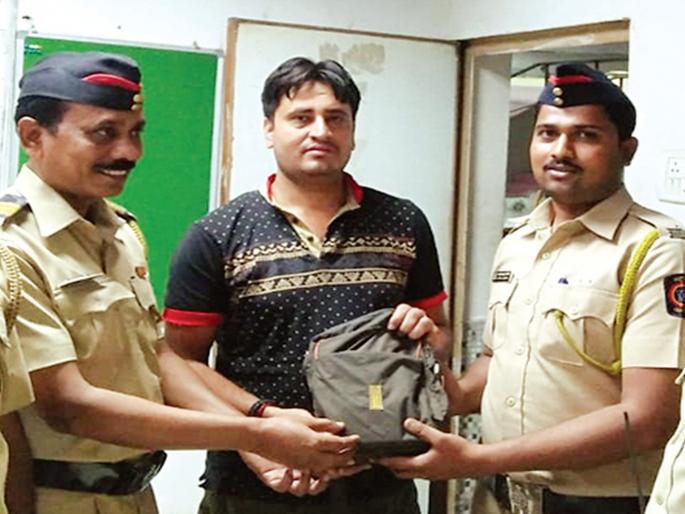 Two lakh 66 thousand rupees found in the train box | रेल्वेच्या डब्यात सापडला दोन लाख ६६ हजारांचा ऐवज Two lakh 66 thousand rupees found in the train box | रेल्वेच्या डब्यात सापडला दोन लाख ६६ हजारांचा ऐवज