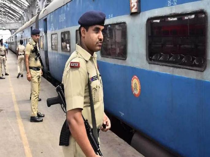 Drowned in the sound of Ludo and caught in the hands of the railway police | लुडोच्या नादात बुडाला अन् रेल्वे पोलिसांच्या बेड्यात अडकला Drowned in the sound of Ludo and caught in the hands of the railway police | लुडोच्या नादात बुडाला अन् रेल्वे पोलिसांच्या बेड्यात अडकला