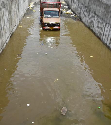 Rain water in Solapur was like rain water! | सोलापुरातील रेल्वे बोगद्यांमध्ये साचलेले पावसाचे पाणी जैसे थे ! Rain water in Solapur was like rain water! | सोलापुरातील रेल्वे बोगद्यांमध्ये साचलेले पावसाचे पाणी जैसे थे !