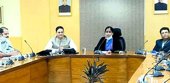 Trains will run at a speed of 130 kmph in Nagpur division | नागपूर विभागात १३० किलोमीटर वेगाने धावणार रेल्वेगाड्या Trains will run at a speed of 130 kmph in Nagpur division | नागपूर विभागात १३० किलोमीटर वेगाने धावणार रेल्वेगाड्या