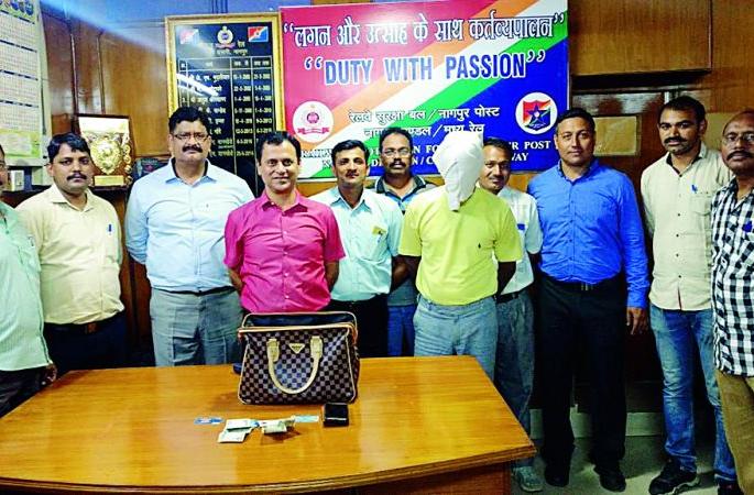 Purse snacher round in four hours due to CCTV | सीसीटीव्हीमुळे चार तासात पर्स पळविणारा गजाआड