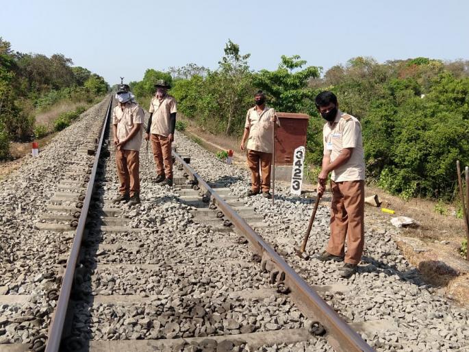 Patrol of 974 employees on Konkan railway line, rainy schedule from 10th June | कोकण रेल्वे मार्गावर ९७४ कर्मचाऱ्यांची गस्त, १० जूनपासून पावसाळी वेळापत्रक Patrol of 974 employees on Konkan railway line, rainy schedule from 10th June | कोकण रेल्वे मार्गावर ९७४ कर्मचाऱ्यांची गस्त, १० जूनपासून पावसाळी वेळापत्रक