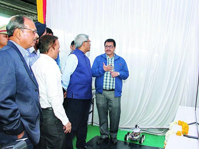 Nagpur Railway Station: Display of Robot working on Pete Line | नागपूर रेल्वे स्थानक : पीट लाईनवर काम करणाऱ्या रोबोटचे प्रदर्शन Nagpur Railway Station: Display of Robot working on Pete Line | नागपूर रेल्वे स्थानक : पीट लाईनवर काम करणाऱ्या रोबोटचे प्रदर्शन