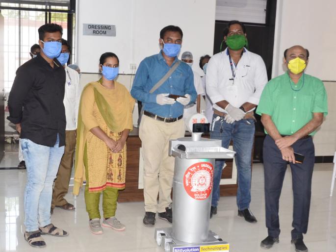 'Robot' now to serve Corona victims in Solapur | Good News; सोलापुरातील कोरोना ग्रस्तांच्या सेवेसाठी आता ‘रोबोट’ 'Robot' now to serve Corona victims in Solapur | Good News; सोलापुरातील कोरोना ग्रस्तांच्या सेवेसाठी आता ‘रोबोट’