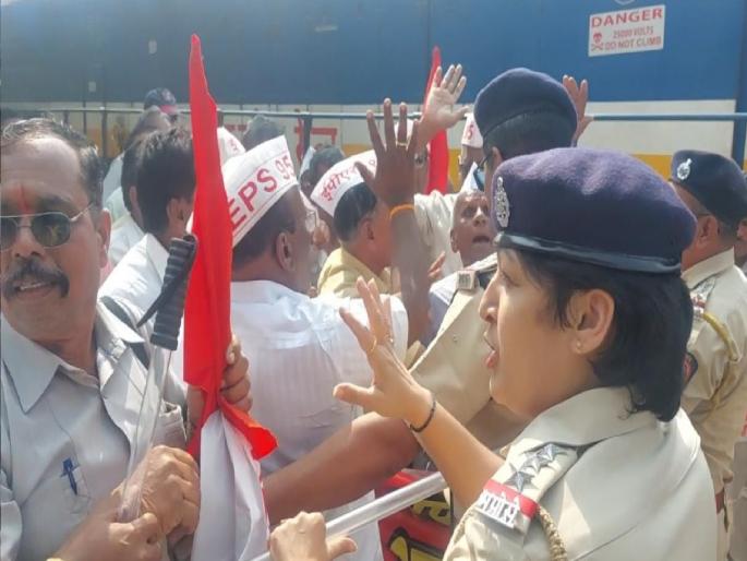Retired employees attempt to stop the train in Miraj, clashes between protestors and police | मिरजेत निवृत्त कर्मचाऱ्यांचा रेल रोकोचा प्रयत्न, आंदोलक-पोलिसांमध्ये झटापट Retired employees attempt to stop the train in Miraj, clashes between protestors and police | मिरजेत निवृत्त कर्मचाऱ्यांचा रेल रोकोचा प्रयत्न, आंदोलक-पोलिसांमध्ये झटापट
