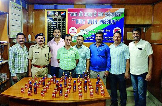 618 bottles of alcohol seized at Nagpur railway station | नागपूर रेल्वेस्थानकावर दारूच्या ६१८ बॉटल जप्त 618 bottles of alcohol seized at Nagpur railway station | नागपूर रेल्वेस्थानकावर दारूच्या ६१८ बॉटल जप्त