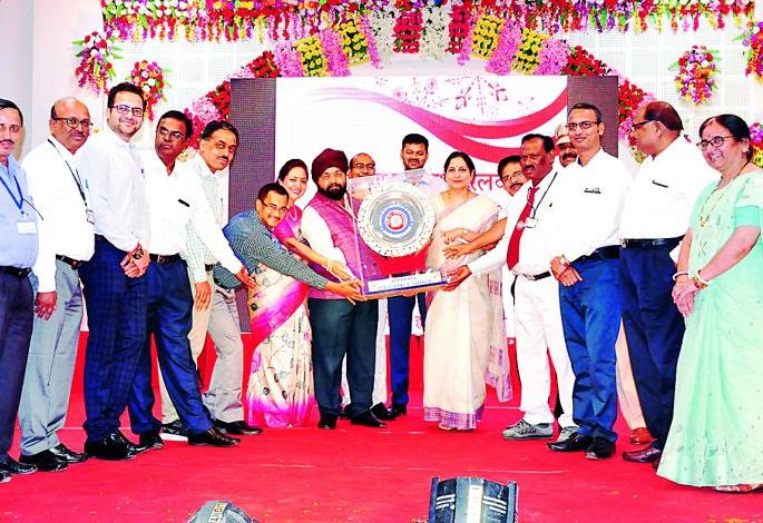 Awarded 14 shields to Nagpur Division of SEC Railway | दपूम रेल्वेच्या नागपूर विभागाला १४ शील्ड प्रदान