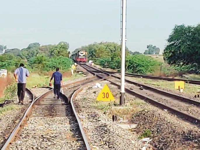 Trafficking disrupted due to signal problem in Manwat Road station; Frequent disturbances annoy the traveler | मानवतमध्ये रेल्वे सिग्नल यंत्रणेत बिघाडाने वाहतूक खोळंबली; वारंवारच्या बिघाडाने प्रवासी संतप्त Trafficking disrupted due to signal problem in Manwat Road station; Frequent disturbances annoy the traveler | मानवतमध्ये रेल्वे सिग्नल यंत्रणेत बिघाडाने वाहतूक खोळंबली; वारंवारच्या बिघाडाने प्रवासी संतप्त