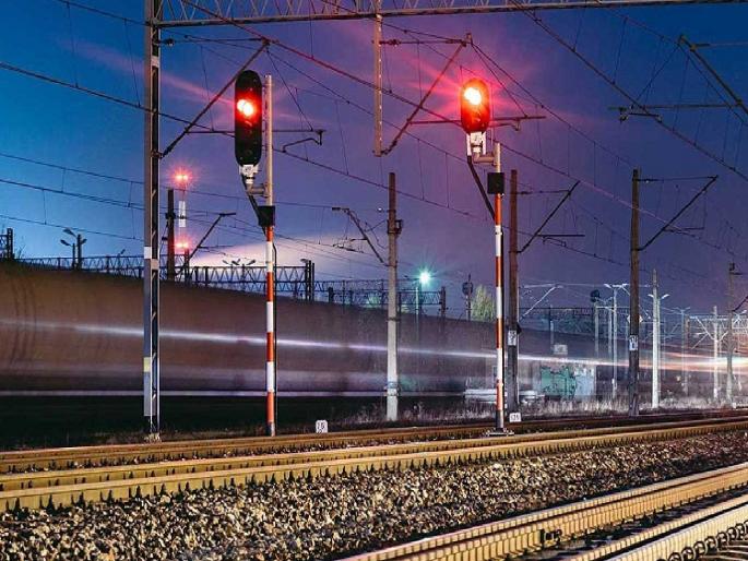 Thrilling! The signal wire was broken, as soon as the train stopped, the thieves robbed the women passengers | थरारक! सिग्नलचे वायर तोडली, रेल्वे थांबताच चोरट्यांनी महिला प्रवाशांना लुटले Thrilling! The signal wire was broken, as soon as the train stopped, the thieves robbed the women passengers | थरारक! सिग्नलचे वायर तोडली, रेल्वे थांबताच चोरट्यांनी महिला प्रवाशांना लुटले