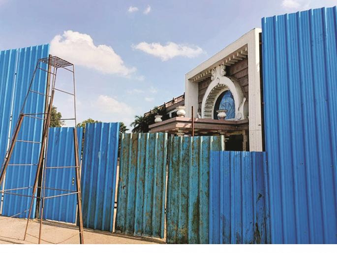 The hammer finally falls on the old building of Chhatrapati Sambhajinagar railway station; Use of alternative entrance | छत्रपती संभाजीनगर रेल्वे स्टेशनच्या जुन्या इमारतीवर अखेर हातोडा; पर्यायी प्रवेशद्वाराचा करा वापर! The hammer finally falls on the old building of Chhatrapati Sambhajinagar railway station; Use of alternative entrance | छत्रपती संभाजीनगर रेल्वे स्टेशनच्या जुन्या इमारतीवर अखेर हातोडा; पर्यायी प्रवेशद्वाराचा करा वापर!