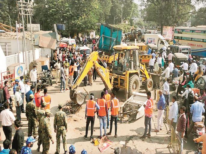Aurangabad Municipal Corporation removes petrol pump in front of railway station | वाहतुक कोंडी फुटणार, रेल्वेस्टेशनसमोरील पेट्रोलपंप अखेर महापालिकेने हटविला Aurangabad Municipal Corporation removes petrol pump in front of railway station | वाहतुक कोंडी फुटणार, रेल्वेस्टेशनसमोरील पेट्रोलपंप अखेर महापालिकेने हटविला