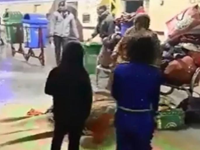 Cleaning staff pours water on passengers sleeping on the platform, shocking incident at this station | फ्लॅटफॉर्मवर झोपलेल्या प्रवाशांवर सफाई कर्मचाऱ्यांनी ओतलं पाणी, या रेल्वे स्टेशनवरील धक्कादायक प्रकार Cleaning staff pours water on passengers sleeping on the platform, shocking incident at this station | फ्लॅटफॉर्मवर झोपलेल्या प्रवाशांवर सफाई कर्मचाऱ्यांनी ओतलं पाणी, या रेल्वे स्टेशनवरील धक्कादायक प्रकार