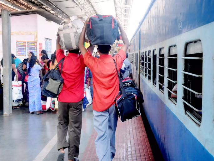 How much to pay the porter at the station Rates displayed on digital display Important step of Western Railway | स्टेशनवरच्या हमालाला किती पैसे द्यायचे?; डिजिटल डिस्प्लेवर दिसणार दर; 'परे'चे महत्त्वाचे पाऊल