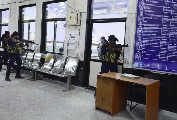 Mock drill; Security at Solapur Railway Station ... | मॉक ड्रील;  सोलापूर रेल्वे स्टेशनवर अतिरेकी... सुरक्षा रक्षकाच्या ताफ्याने पळापळ !