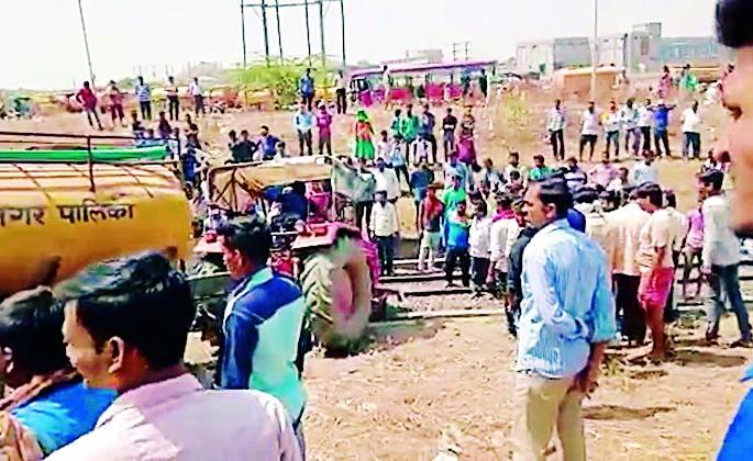 Water tankers flowing on the railway track in Nagpur | नागपुरात रेल्वे रुळावर चढले भरधाव पाण्याचे टँकर