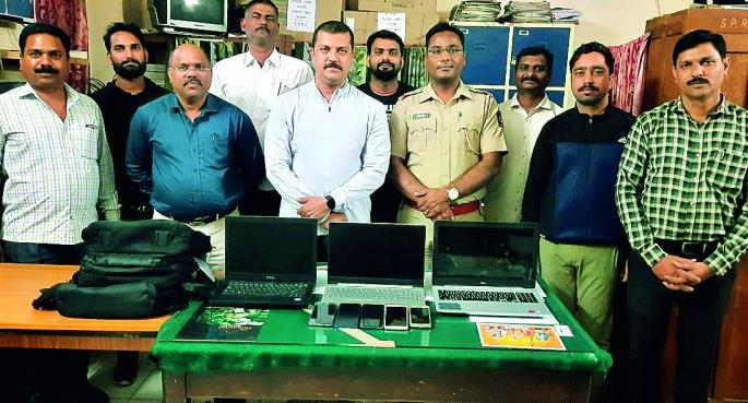 He stolen in railway for play lottery : 2.50 lakh issues seized | रेल्वेत चोऱ्या करून लावायचा 'तो' लॉटरी : २.५० लाखाचा मुद्देमाल जप्त He stolen in railway for play lottery : 2.50 lakh issues seized | रेल्वेत चोऱ्या करून लावायचा 'तो' लॉटरी : २.५० लाखाचा मुद्देमाल जप्त