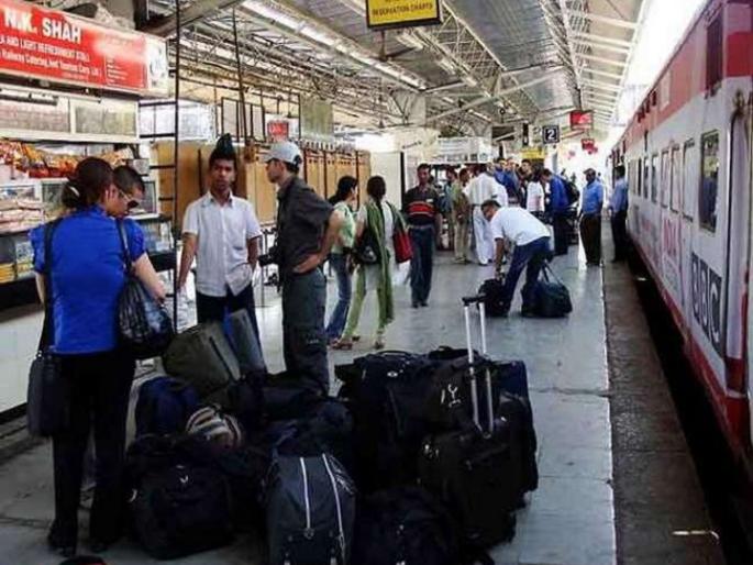 use this trick to avoid theft of your luggage during railway travel | Travel Tips: रेल्वेतून प्रवास करताना सामान जाणार नाही चोरीला जर वापराल 'ही' ट्रिक use this trick to avoid theft of your luggage during railway travel | Travel Tips: रेल्वेतून प्रवास करताना सामान जाणार नाही चोरीला जर वापराल 'ही' ट्रिक