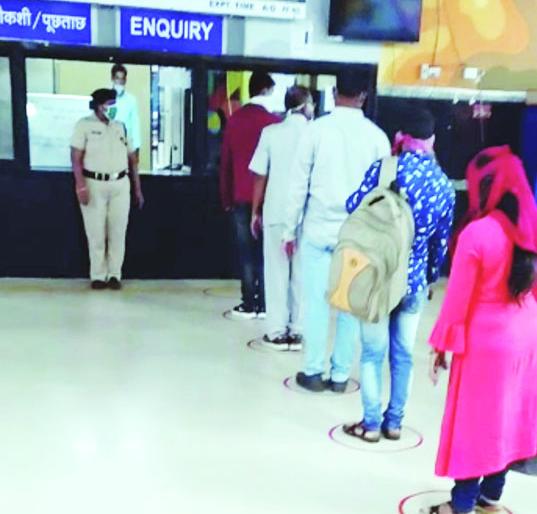 One entry ... one exit gate at Solapur railway station to stop the corona | कोरोनाला रोखण्यासाठी सोलापूर रेल्वे स्टेशनवर ‘वन एन्ट्री...वन एक्झिट’ गेट One entry ... one exit gate at Solapur railway station to stop the corona | कोरोनाला रोखण्यासाठी सोलापूर रेल्वे स्टेशनवर ‘वन एन्ट्री...वन एक्झिट’ गेट