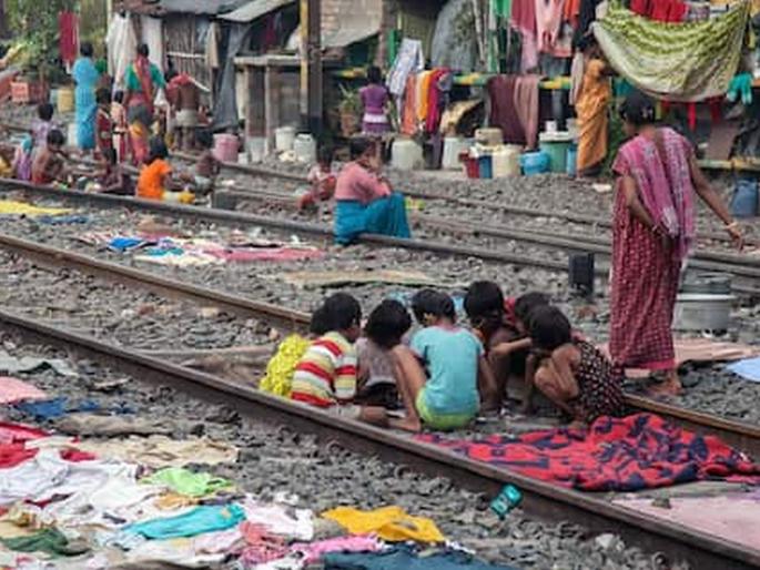 railway issues notice 48000 slums to vacate by 14 september | रेल्वे रुळाशेजारील 48 हजार झोपडपट्ट्यांना कोर्टाची नोटीस, 14 सप्टेंबरपर्यंत रिकामी करण्याचे निर्देश railway issues notice 48000 slums to vacate by 14 september | रेल्वे रुळाशेजारील 48 हजार झोपडपट्ट्यांना कोर्टाची नोटीस, 14 सप्टेंबरपर्यंत रिकामी करण्याचे निर्देश