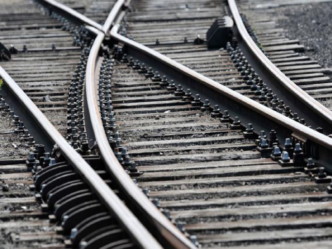 Railway track worth Rs 30 lakh stolen; Main accused turns out to be a railway engineer | चक्क तीस लाख रुपयांच्या रेल्वे रूळाची चोरी; मुख्य आरोपी निघाला रेल्वेतीलच अभियंता Railway track worth Rs 30 lakh stolen; Main accused turns out to be a railway engineer | चक्क तीस लाख रुपयांच्या रेल्वे रूळाची चोरी; मुख्य आरोपी निघाला रेल्वेतीलच अभियंता