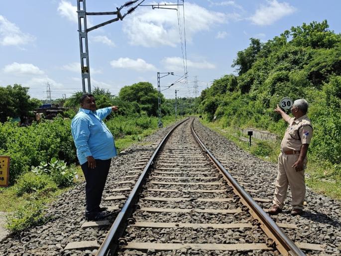 shock after the body of a passenger was found near the railway tracks | परळीत रेल्वेरुळाजवळ क्षिन्न विच्छिन्न अवस्थेतील मृतदेह आढळून आल्याने खळबळ shock after the body of a passenger was found near the railway tracks | परळीत रेल्वेरुळाजवळ क्षिन्न विच्छिन्न अवस्थेतील मृतदेह आढळून आल्याने खळबळ