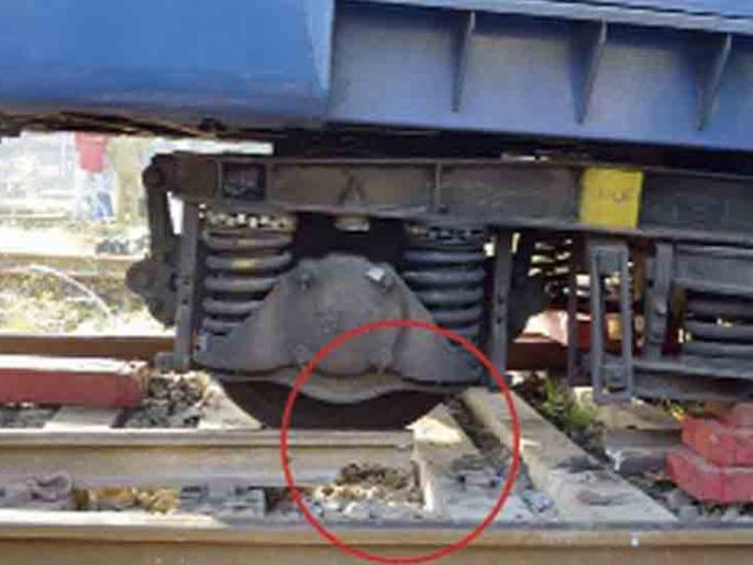 As soon as the rule was broken, the train stopped showing a red vest | रेल्वे रूळ तुटल्याचे दिसताच शेतकºयांने लाल रंगाचे बनियन दाखवून रेल्वे थांबविली As soon as the rule was broken, the train stopped showing a red vest | रेल्वे रूळ तुटल्याचे दिसताच शेतकºयांने लाल रंगाचे बनियन दाखवून रेल्वे थांबविली