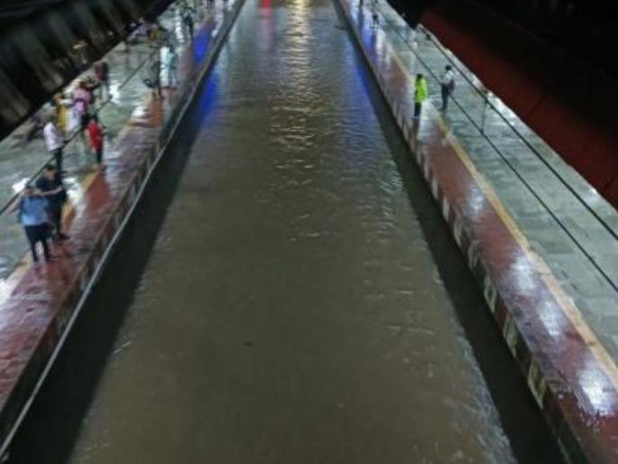 in mumbai cleaning works now throughout the year so that water does not accumulate on railway tracks the municipality learned a lesson | रेल्वे रुळांवर पाणी साचू नये, म्हणून आता वर्षभर सफाईची कामे; पालिकेने घेतला धडा in mumbai cleaning works now throughout the year so that water does not accumulate on railway tracks the municipality learned a lesson | रेल्वे रुळांवर पाणी साचू नये, म्हणून आता वर्षभर सफाईची कामे; पालिकेने घेतला धडा