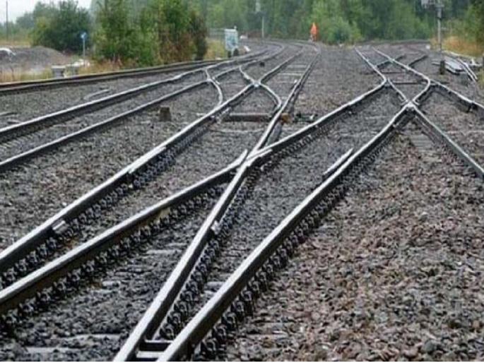 Railway wheel slipped in Solapur traffic disrupted | सोलापुरात रेल्वेचे चाक घसरले, वाहतुक खोळंबली Railway wheel slipped in Solapur traffic disrupted | सोलापुरात रेल्वेचे चाक घसरले, वाहतुक खोळंबली