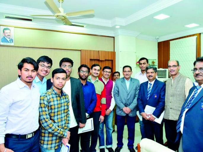 Train trackmen will now be safer | रेल्वे ट्रॅकमेन होणार आता अधिक सुरक्षित : अभियांत्रिकी इलेक्ट्रॉनिक्सच्या विद्यार्थ्यांचे संशोधन Train trackmen will now be safer | रेल्वे ट्रॅकमेन होणार आता अधिक सुरक्षित : अभियांत्रिकी इलेक्ट्रॉनिक्सच्या विद्यार्थ्यांचे संशोधन