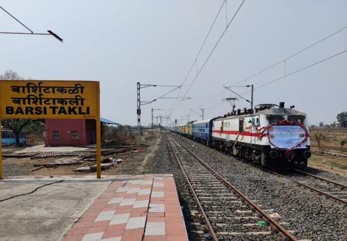 Successful test of Lohgad to Akola electrification | लोहगड ते अकोला विद्युतीकरणाची यशस्वी चाचणी Successful test of Lohgad to Akola electrification | लोहगड ते अकोला विद्युतीकरणाची यशस्वी चाचणी