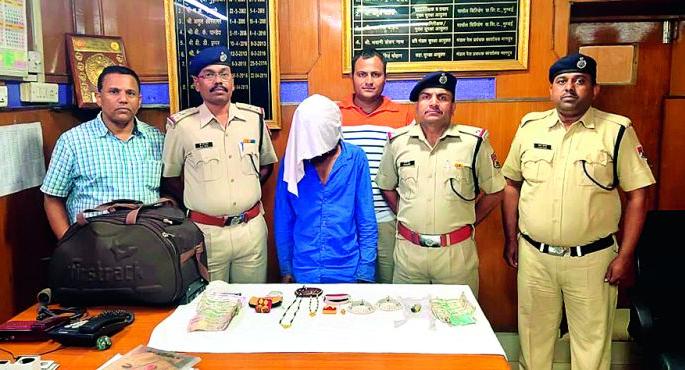 Ragi accused of stealing trolleybags arrested in Rango: Nagpur RPF action | ट्रॉलीबॅग चोरी करणाऱ्या आरोपीस रंगेहात अटक : नागपूर आरपीएफची कारवाई Ragi accused of stealing trolleybags arrested in Rango: Nagpur RPF action | ट्रॉलीबॅग चोरी करणाऱ्या आरोपीस रंगेहात अटक : नागपूर आरपीएफची कारवाई