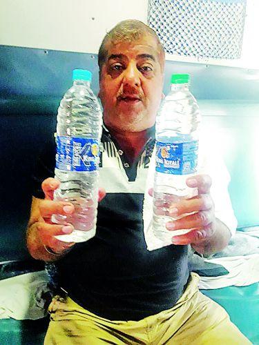 Due to the supply of fake company's water, the passenger angry | बनावट कंपनीचे पाणी पुरविल्यामुळे प्रवासी संतप्त