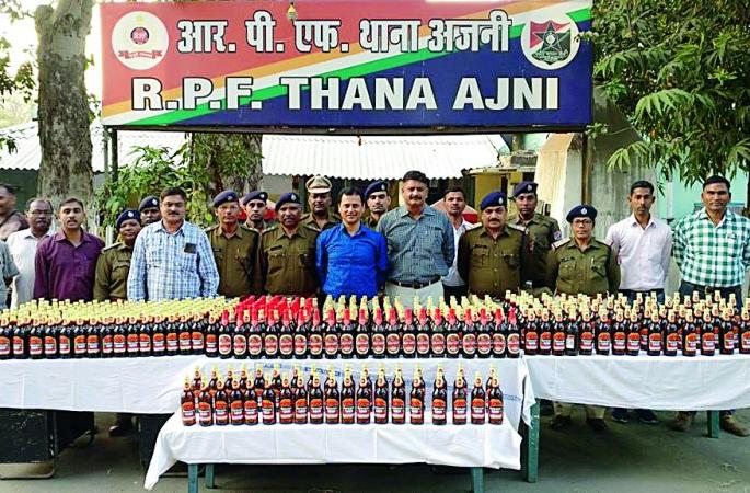453 bottles of beer unloaded by chain pulling | चेन पुलिंग करून उतरविल्या बीअरच्या ४५३ बॉटल 453 bottles of beer unloaded by chain pulling | चेन पुलिंग करून उतरविल्या बीअरच्या ४५३ बॉटल