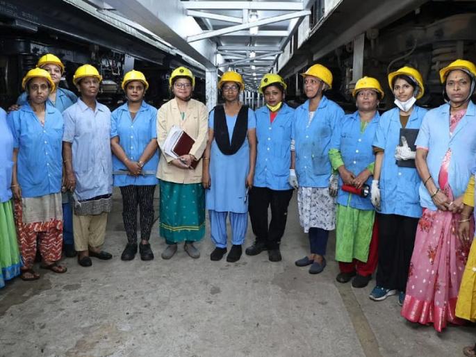 Mumbai's lifeline is maintained by 100 women; 10 percent increase in the number of female employees | मुंबईच्या जीवनवाहिनीची देखभाल १०० महिलांच्या हाती; महिला कर्मचाऱ्यांच्या संख्येत १० टक्के वाढ