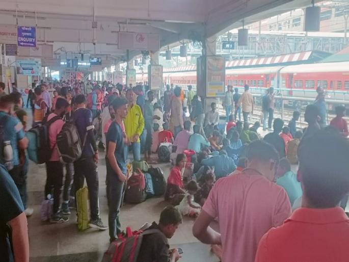 There is no leg room in Pune railway station; Increased number of people going out | पुणे रेल्वेस्थानकात पाय ठेवायला जागा नाही; बाहेरगावी जाणाऱ्यांची वाढली संख्या There is no leg room in Pune railway station; Increased number of people going out | पुणे रेल्वेस्थानकात पाय ठेवायला जागा नाही; बाहेरगावी जाणाऱ्यांची वाढली संख्या