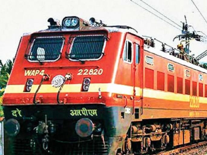 Action taken against 24 thousand 334 unlicensed hawkers in railway trains; 3 crores fined | रेल्वे गाड्यात २४ हजार ३३४ विनापरवाना फेरीवाल्यांवर कारवाई; ३ कोटींचा दंड वसूल Action taken against 24 thousand 334 unlicensed hawkers in railway trains; 3 crores fined | रेल्वे गाड्यात २४ हजार ३३४ विनापरवाना फेरीवाल्यांवर कारवाई; ३ कोटींचा दंड वसूल