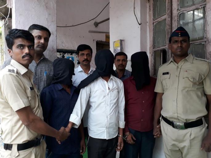 Traffic Police Traps Caught With Traffic | प्रवाश्यांच्या हुशारीमुळे चोरटे आले पोलिसांच्या जाळ्यात Traffic Police Traps Caught With Traffic | प्रवाश्यांच्या हुशारीमुळे चोरटे आले पोलिसांच्या जाळ्यात