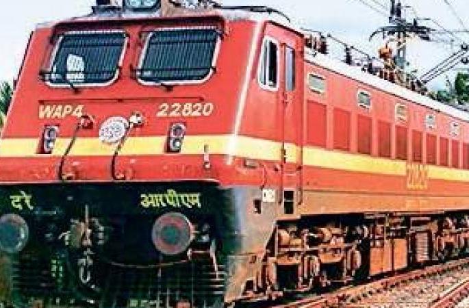 Similar to airports, 'user charges' will now be levied on train passengers | विमानतळाप्रमाणेच आता रेल्वे प्रवाशांकडून होणार ‘युजर चार्ज’ वसूल