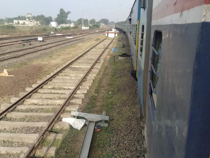 The Koyna Express is only a few days till Pune | कोल्हापूर ते मुंबई प्रवास करणाऱ्यांना विविध अडचणी-- लोहमार्गावर तांत्रिक बिघाड  The Koyna Express is only a few days till Pune | कोल्हापूर ते मुंबई प्रवास करणाऱ्यांना विविध अडचणी-- लोहमार्गावर तांत्रिक बिघाड