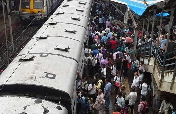 Mumbai's journey will be safe; The 'safety' sensor on Railway Local door | मुंबईकरांचा प्रवास सुरक्षित होणार; लोकलच्या दरवाज्यावरील 'सेफ्टी' सेन्सर अपघात टाळणार Mumbai's journey will be safe; The 'safety' sensor on Railway Local door | मुंबईकरांचा प्रवास सुरक्षित होणार; लोकलच्या दरवाज्यावरील 'सेफ्टी' सेन्सर अपघात टाळणार