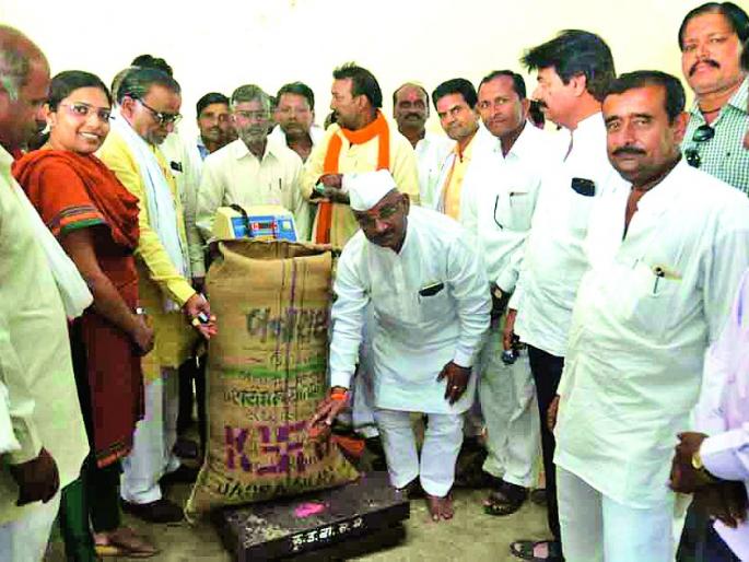 After all, the commodity purchasing center was started by Nafed | अखेर नाफेडमार्फत शेतमाल खरेदी केंद्र सुरू After all, the commodity purchasing center was started by Nafed | अखेर नाफेडमार्फत शेतमाल खरेदी केंद्र सुरू